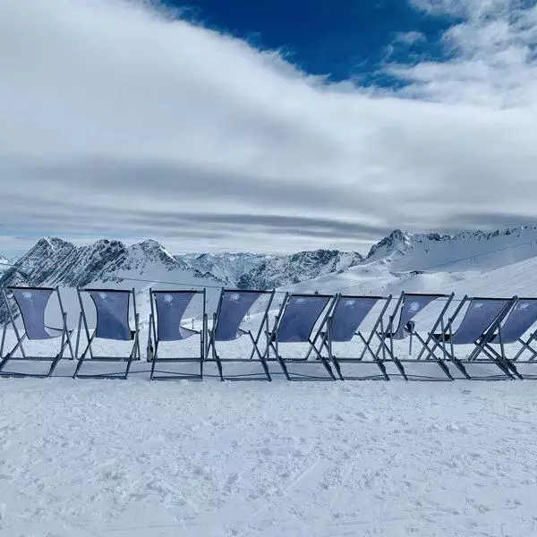 Liegestühle mit Bergpanorama Zugspitzarena @ Foto: Trips4Kids.de, Andrea Fische