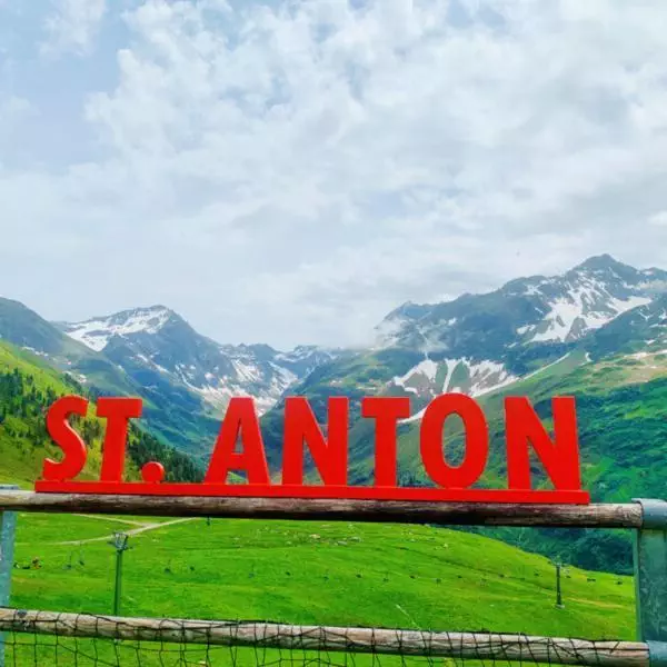 St.Anton-Schriftzug-mit-Bergkulisse © Foto: Andrea Fischer