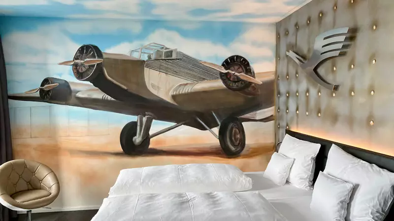 V8-Hotel-Motorworld-Themenzimmer-Flugzeug Foto: © Andrea Fischer, Trips4Kids.de