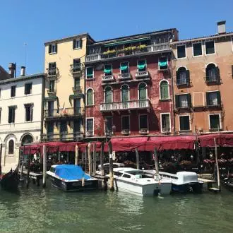 Hauser am Kanal in Venedig