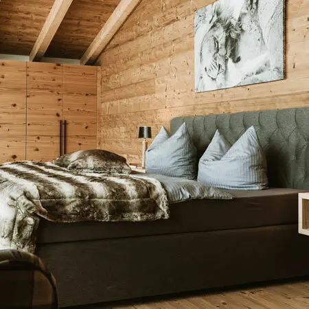 VitalCamp_Chalet_SZ.Bild_Matt_und_Glaenzend.quer Vital Camp Bayerbach - Schlafzimmer im Chalet