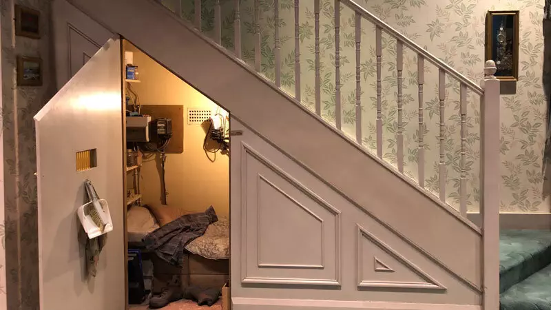 Harry Potters Bett unter der Treppe auf der Warner Bros. Studio Tour