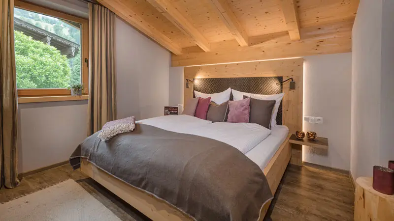 Zillertaler_Hofchalets_Chalet_E_Schlafzimmer.Bild.Zillertaler-Hofchalets.quer Zillertaler Hofchalets - Schlafzimmer