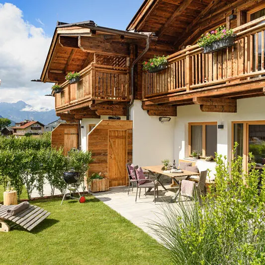 Zillertaler_Hofchalets_Chalet_E.Bild.Zillertaler-HofchaletsPR.1 Zillertaler Hofchalets Aussenansicht