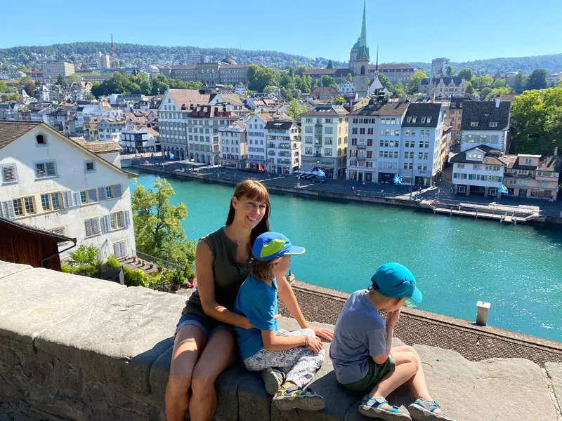 Zürich mit Kindern entdecken! Städtereisen mit Kindern können wunderschön sein – wenn man sich ein gutes Ziel aussucht und die richtigen Aktivitäten plant. Welches Hotel in Zürich top ist für Familien und welche Plätze Kindern und Eltern gefallen, berichtet unsere Autorin Aline ...