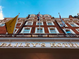 Aussenansicht des Baileys Hotels in London