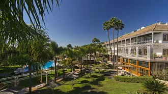 Lindner Hotel Mallorca - Garten mit Pool und Hotel